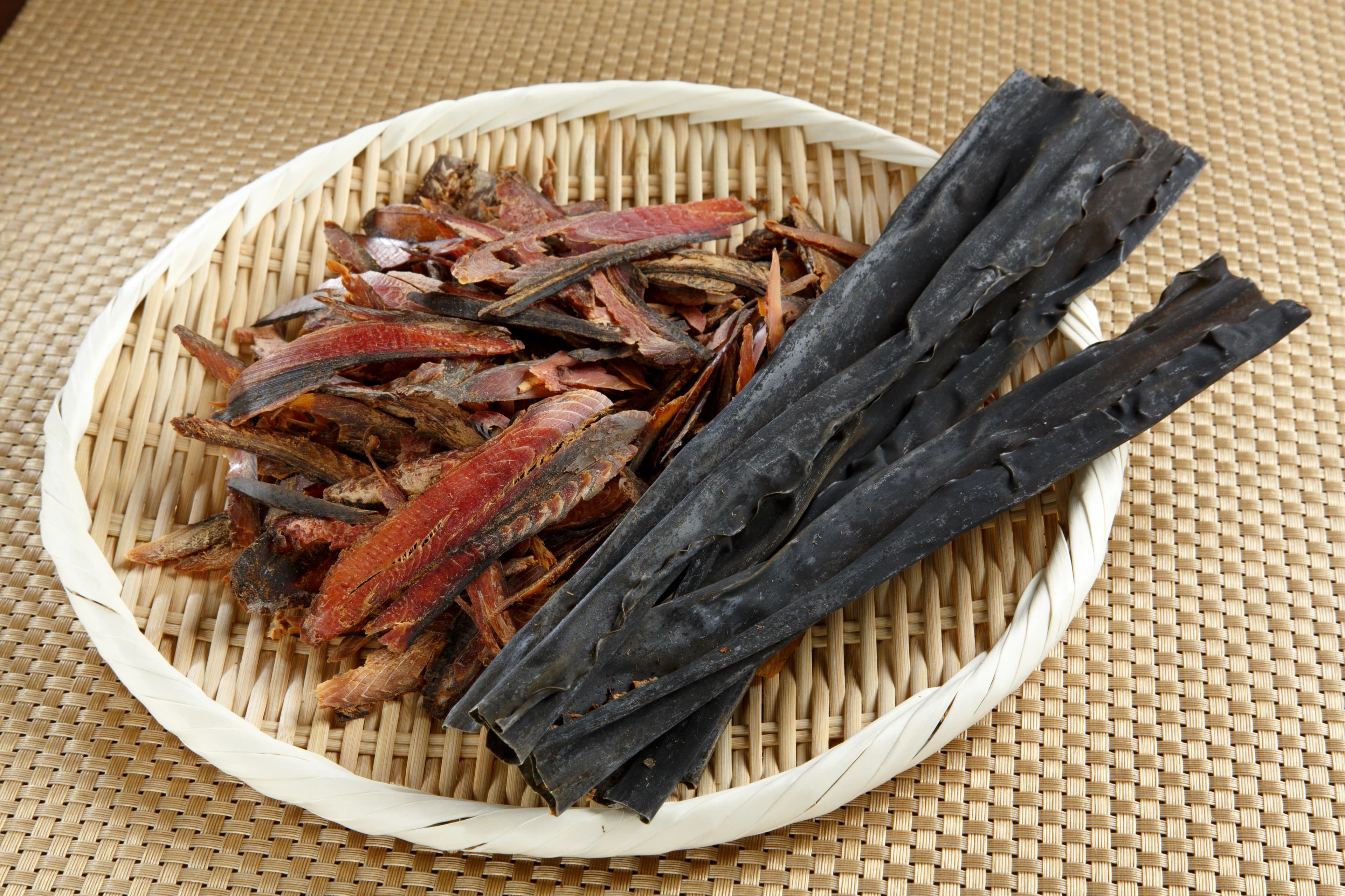 ざるに盛られた鰹節・昆布などの出汁素材